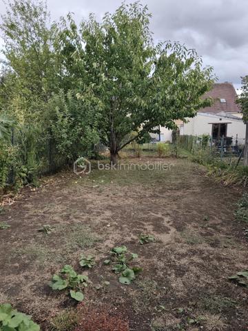 PERREY Cyril - BSK IMMOBILIER vous présente :

Maison mitoyenne comprenant 6 pièces sur 117 m² habitable, un terrain clos et arboré de 285m², située très proche du centre ville de Nangis.
Cette charmante ville dispose de toutes commodités, d'une gare SNCF (ligne Paris gare de l'est / Provins), de plusieurs lignes de BUS, ainsi que différents établissements scolaires allant de la maternelle au CFA.

Cette belle bâtisse ancienne se compose : 

Au rez-de-chaussée : une entrée, un séjour (avec une cheminée insert), une salle à manger, une cuisine ouverte (aménagée et équipée), une salle d'eau avec WC, une chambre avec dressing et une véranda chauffée (installée en 2017).
À l'étage : refait entièrement en 2015, un palier desservant trois chambres et une salle de bains avec WC.
La maison est équipée de fenêtres double vitrage PVC (installé en 2014)
En dépendances : un atelier avec grenier, une dépendance en dur et une petite cave accessible de la maison.

Les +++ Véranda AKENA sous garantie décennale jusqu'en 2027
              Chauffage électrique + insert bois dans le séjour.
              Assainissement collectif 
              Raccordement à l'ADSL

A très vite pour une visite