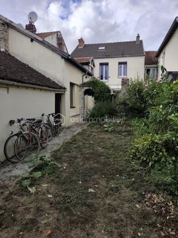 PERREY Cyril - BSK IMMOBILIER vous présente :

Maison mitoyenne comprenant 6 pièces sur 117 m² habitable, un terrain clos et arboré de 285m², située très proche du centre ville de Nangis.
Cette charmante ville dispose de toutes commodités, d'une gare SNCF (ligne Paris gare de l'est / Provins), de plusieurs lignes de BUS, ainsi que différents établissements scolaires allant de la maternelle au CFA.

Cette belle bâtisse ancienne se compose : 

Au rez-de-chaussée : une entrée, un séjour (avec une cheminée insert), une salle à manger, une cuisine ouverte (aménagée et équipée), une salle d'eau avec WC, une chambre avec dressing et une véranda chauffée (installée en 2017).
À l'étage : refait entièrement en 2015, un palier desservant trois chambres et une salle de bains avec WC.
La maison est équipée de fenêtres double vitrage PVC (installé en 2014)
En dépendances : un atelier avec grenier, une dépendance en dur et une petite cave accessible de la maison.

Les +++ Véranda AKENA sous garantie décennale jusqu'en 2027
              Chauffage électrique + insert bois dans le séjour.
              Assainissement collectif 
              Raccordement à l'ADSL

A très vite pour une visite
