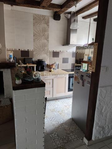 PERREY Cyril - BSK IMMOBILIER vous présente :

Maison mitoyenne comprenant 6 pièces sur 117 m² habitable, un terrain clos et arboré de 285m², située très proche du centre ville de Nangis.
Cette charmante ville dispose de toutes commodités, d'une gare SNCF (ligne Paris gare de l'est / Provins), de plusieurs lignes de BUS, ainsi que différents établissements scolaires allant de la maternelle au CFA.

Cette belle bâtisse ancienne se compose : 

Au rez-de-chaussée : une entrée, un séjour (avec une cheminée insert), une salle à manger, une cuisine ouverte (aménagée et équipée), une salle d'eau avec WC, une chambre avec dressing et une véranda chauffée (installée en 2017).
À l'étage : refait entièrement en 2015, un palier desservant trois chambres et une salle de bains avec WC.
La maison est équipée de fenêtres double vitrage PVC (installé en 2014)
En dépendances : un atelier avec grenier, une dépendance en dur et une petite cave accessible de la maison.

Les +++ Véranda AKENA sous garantie décennale jusqu'en 2027
              Chauffage électrique + insert bois dans le séjour.
              Assainissement collectif 
              Raccordement à l'ADSL

A très vite pour une visite