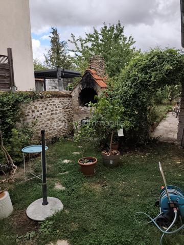 PERREY Cyril - BSK IMMOBILIER vous présente :

Maison mitoyenne comprenant 6 pièces sur 117 m² habitable, un terrain clos et arboré de 285m², située très proche du centre ville de Nangis.
Cette charmante ville dispose de toutes commodités, d'une gare SNCF (ligne Paris gare de l'est / Provins), de plusieurs lignes de BUS, ainsi que différents établissements scolaires allant de la maternelle au CFA.

Cette belle bâtisse ancienne se compose : 

Au rez-de-chaussée : une entrée, un séjour (avec une cheminée insert), une salle à manger, une cuisine ouverte (aménagée et équipée), une salle d'eau avec WC, une chambre avec dressing et une véranda chauffée (installée en 2017).
À l'étage : refait entièrement en 2015, un palier desservant trois chambres et une salle de bains avec WC.
La maison est équipée de fenêtres double vitrage PVC (installé en 2014)
En dépendances : un atelier avec grenier, une dépendance en dur et une petite cave accessible de la maison.

Les +++ Véranda AKENA sous garantie décennale jusqu'en 2027
              Chauffage électrique + insert bois dans le séjour.
              Assainissement collectif 
              Raccordement à l'ADSL

A très vite pour une visite