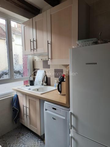 PERREY Cyril - BSK IMMOBILIER vous présente :

Maison mitoyenne comprenant 6 pièces sur 117 m² habitable, un terrain clos et arboré de 285m², située très proche du centre ville de Nangis.
Cette charmante ville dispose de toutes commodités, d'une gare SNCF (ligne Paris gare de l'est / Provins), de plusieurs lignes de BUS, ainsi que différents établissements scolaires allant de la maternelle au CFA.

Cette belle bâtisse ancienne se compose : 

Au rez-de-chaussée : une entrée, un séjour (avec une cheminée insert), une salle à manger, une cuisine ouverte (aménagée et équipée), une salle d'eau avec WC, une chambre avec dressing et une véranda chauffée (installée en 2017).
À l'étage : refait entièrement en 2015, un palier desservant trois chambres et une salle de bains avec WC.
La maison est équipée de fenêtres double vitrage PVC (installé en 2014)
En dépendances : un atelier avec grenier, une dépendance en dur et une petite cave accessible de la maison.

Les +++ Véranda AKENA sous garantie décennale jusqu'en 2027
              Chauffage électrique + insert bois dans le séjour.
              Assainissement collectif 
              Raccordement à l'ADSL

A très vite pour une visite