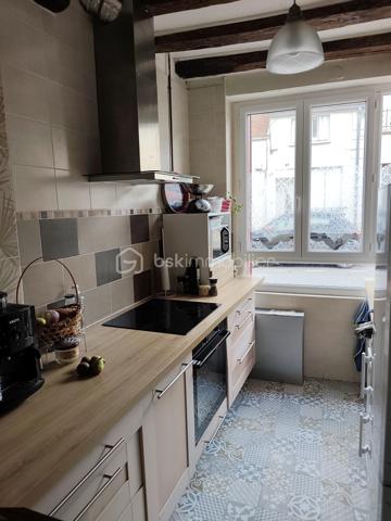 PERREY Cyril - BSK IMMOBILIER vous présente :

Maison mitoyenne comprenant 6 pièces sur 117 m² habitable, un terrain clos et arboré de 285m², située très proche du centre ville de Nangis.
Cette charmante ville dispose de toutes commodités, d'une gare SNCF (ligne Paris gare de l'est / Provins), de plusieurs lignes de BUS, ainsi que différents établissements scolaires allant de la maternelle au CFA.

Cette belle bâtisse ancienne se compose : 

Au rez-de-chaussée : une entrée, un séjour (avec une cheminée insert), une salle à manger, une cuisine ouverte (aménagée et équipée), une salle d'eau avec WC, une chambre avec dressing et une véranda chauffée (installée en 2017).
À l'étage : refait entièrement en 2015, un palier desservant trois chambres et une salle de bains avec WC.
La maison est équipée de fenêtres double vitrage PVC (installé en 2014)
En dépendances : un atelier avec grenier, une dépendance en dur et une petite cave accessible de la maison.

Les +++ Véranda AKENA sous garantie décennale jusqu'en 2027
              Chauffage électrique + insert bois dans le séjour.
              Assainissement collectif 
              Raccordement à l'ADSL

A très vite pour une visite