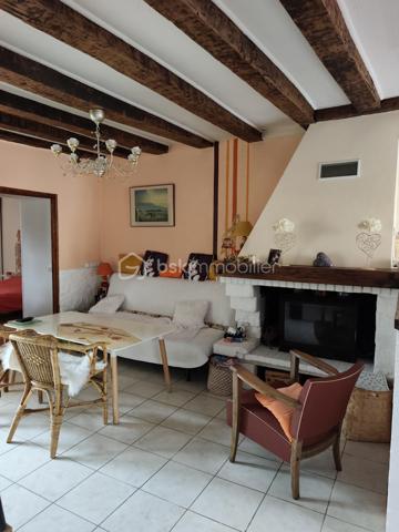 PERREY Cyril - BSK IMMOBILIER vous présente :

Maison mitoyenne comprenant 6 pièces sur 117 m² habitable, un terrain clos et arboré de 285m², située très proche du centre ville de Nangis.
Cette charmante ville dispose de toutes commodités, d'une gare SNCF (ligne Paris gare de l'est / Provins), de plusieurs lignes de BUS, ainsi que différents établissements scolaires allant de la maternelle au CFA.

Cette belle bâtisse ancienne se compose : 

Au rez-de-chaussée : une entrée, un séjour (avec une cheminée insert), une salle à manger, une cuisine ouverte (aménagée et équipée), une salle d'eau avec WC, une chambre avec dressing et une véranda chauffée (installée en 2017).
À l'étage : refait entièrement en 2015, un palier desservant trois chambres et une salle de bains avec WC.
La maison est équipée de fenêtres double vitrage PVC (installé en 2014)
En dépendances : un atelier avec grenier, une dépendance en dur et une petite cave accessible de la maison.

Les +++ Véranda AKENA sous garantie décennale jusqu'en 2027
              Chauffage électrique + insert bois dans le séjour.
              Assainissement collectif 
              Raccordement à l'ADSL

A très vite pour une visite