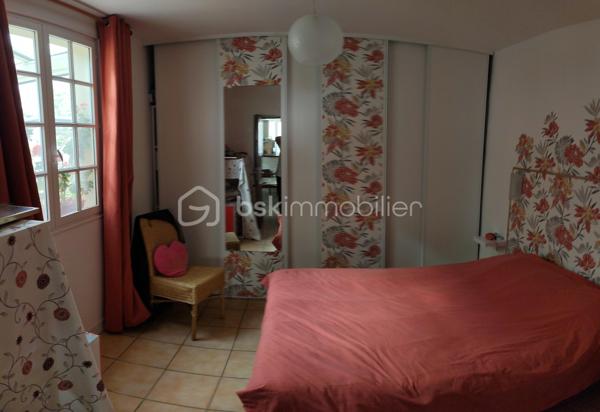 PERREY Cyril - BSK IMMOBILIER vous présente :

Maison mitoyenne comprenant 6 pièces sur 117 m² habitable, un terrain clos et arboré de 285m², située très proche du centre ville de Nangis.
Cette charmante ville dispose de toutes commodités, d'une gare SNCF (ligne Paris gare de l'est / Provins), de plusieurs lignes de BUS, ainsi que différents établissements scolaires allant de la maternelle au CFA.

Cette belle bâtisse ancienne se compose : 

Au rez-de-chaussée : une entrée, un séjour (avec une cheminée insert), une salle à manger, une cuisine ouverte (aménagée et équipée), une salle d'eau avec WC, une chambre avec dressing et une véranda chauffée (installée en 2017).
À l'étage : refait entièrement en 2015, un palier desservant trois chambres et une salle de bains avec WC.
La maison est équipée de fenêtres double vitrage PVC (installé en 2014)
En dépendances : un atelier avec grenier, une dépendance en dur et une petite cave accessible de la maison.

Les +++ Véranda AKENA sous garantie décennale jusqu'en 2027
              Chauffage électrique + insert bois dans le séjour.
              Assainissement collectif 
              Raccordement à l'ADSL

A très vite pour une visite