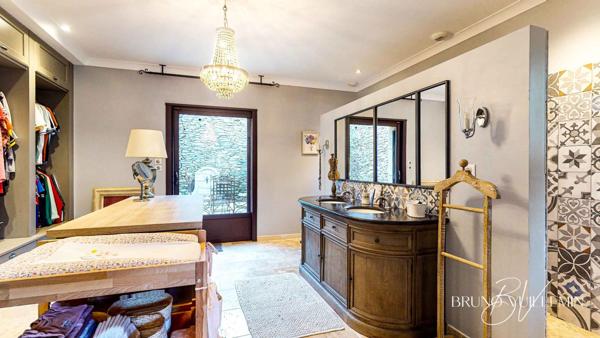 DEMEURE DE CHARME - ANCIENNE CAVE VITICOLE, RENOVATION COMPLETE