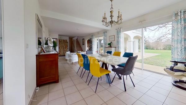 Villa familiale de standing 4 chambres, piscine, pool house, double garage à MARMANDE (47)