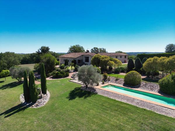 Élégante Ferme en Pierre avec Piscine de 18 m et 17 hectares à proximité de Gaillac