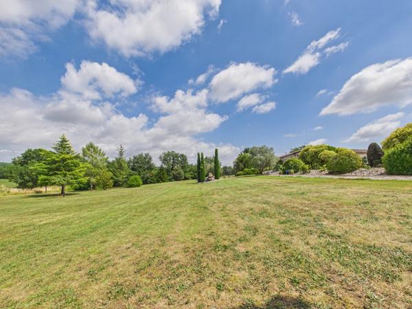 Élégante Ferme en Pierre avec Piscine de 18 m et 17 hectares à proximité de Gaillac