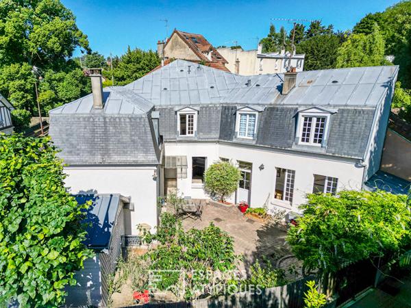 Maison de ville familiale avec grande cour pavée. Montmorency centre