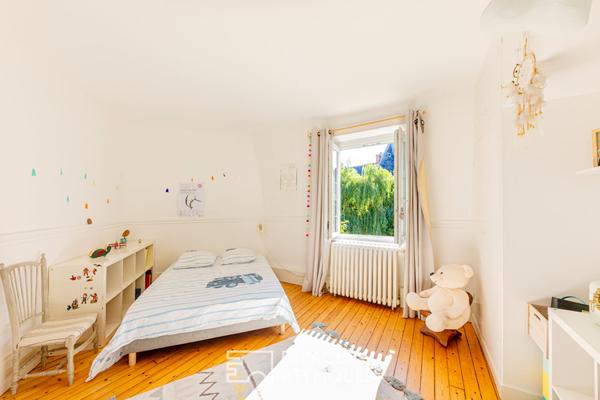 Maison de ville familiale avec grande cour pavée. Montmorency centre