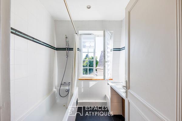 Maison de ville familiale avec grande cour pavée. Montmorency centre