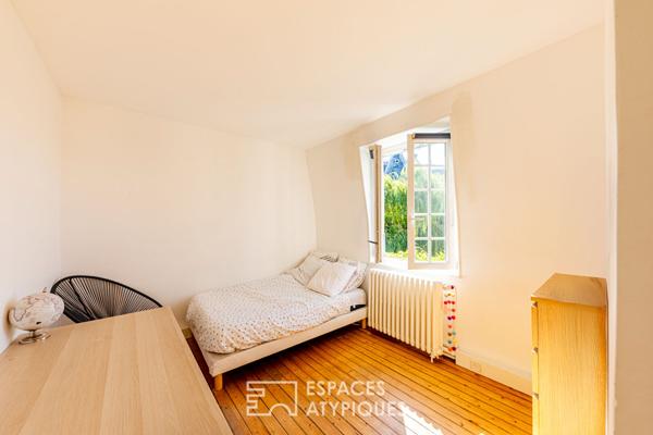 Maison de ville familiale avec grande cour pavée. Montmorency centre