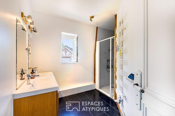 Maison de ville familiale avec grande cour pavée. Montmorency centre