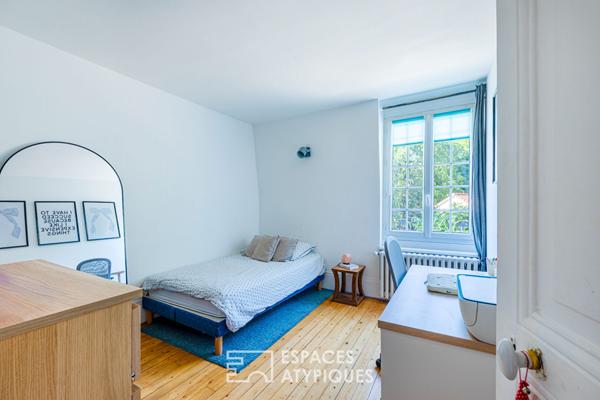 Maison de ville familiale avec grande cour pavée. Montmorency centre