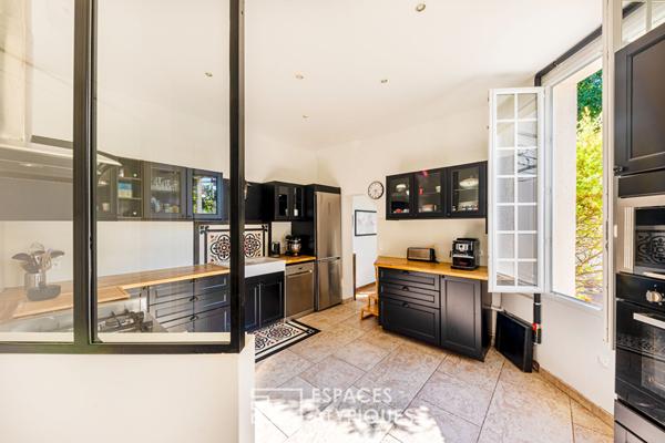 Maison de ville familiale avec grande cour pavée. Montmorency centre