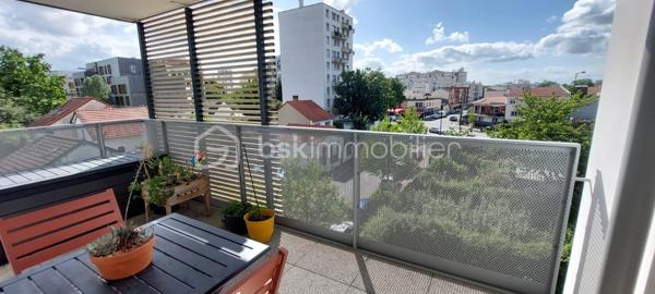 Aux portes de Paris, découvrez ce magnifique appartement 4 pièces situé dans une résidence récente de 2020, parfaitement entretenue et offrant des prestations de qualité.
Dès l'entrée, vous apprécierez les nombreux rangements intégrés ainsi que les volumes harmonieux de cet appartement pensé pour le confort quotidien. Le vaste espace de vie, baigné de lumière grâce à son exposition sud-ouest, s'articule autour d'une élégante cuisine Schmidt semi-ouverte, sublimée par une verrière contemporaine donnant sur l'espace salle à manger.
La pièce de vie se prolonge naturellement vers une loggia de 8,74 m², accessible également depuis la cuisine et l'une des chambres. Véritable espace de détente, elle bénéficie d'une vue entièrement dégagée sur un environnement verdoyant, sans aucun vis-à-vis, offrant un cadre paisible et privilégié.
L'espace nuit comprend trois chambres, dont une confortable suite parentale équipée de placards et de sa propre salle d'eau. Une grande salle de bains indépendante ainsi que des WC séparés complètent parfaitement l'agencement.
Les prestations sont particulièrement soignées : parquet massif, domotique permettant le pilotage à distance du chauffage, des volets roulants et de l'éclairage depuis un smartphone, finitions de qualité et excellent état général de l'appartement comme des parties communes.
Situé à proximité immédiate des crèches, écoles et commerces, ce bien bénéficie également d'une excellente desserte en transports avec la ligne 4 du métro (Lucie Aubrac) accessible à environ 10 minutes à pied et l'arrivée prochaine de la ligne 15 du Grand Paris Express.
Une place de parking en sous-sol accompagne ce bien. Possibilité d'acquérir un box fermé en supplément.
Un appartement clé en main, lumineux et moderne, idéal pour une famille souhaitant profiter d'un cadre de vie agréable tout en restant aux portes de la capitale.