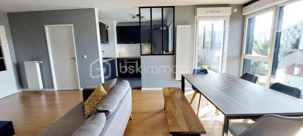 Aux portes de Paris, découvrez ce magnifique appartement 4 pièces situé dans une résidence récente de 2020, parfaitement entretenue et offrant des prestations de qualité.
Dès l'entrée, vous apprécierez les nombreux rangements intégrés ainsi que les volumes harmonieux de cet appartement pensé pour le confort quotidien. Le vaste espace de vie, baigné de lumière grâce à son exposition sud-ouest, s'articule autour d'une élégante cuisine Schmidt semi-ouverte, sublimée par une verrière contemporaine donnant sur l'espace salle à manger.
La pièce de vie se prolonge naturellement vers une loggia de 8,74 m², accessible également depuis la cuisine et l'une des chambres. Véritable espace de détente, elle bénéficie d'une vue entièrement dégagée sur un environnement verdoyant, sans aucun vis-à-vis, offrant un cadre paisible et privilégié.
L'espace nuit comprend trois chambres, dont une confortable suite parentale équipée de placards et de sa propre salle d'eau. Une grande salle de bains indépendante ainsi que des WC séparés complètent parfaitement l'agencement.
Les prestations sont particulièrement soignées : parquet massif, domotique permettant le pilotage à distance du chauffage, des volets roulants et de l'éclairage depuis un smartphone, finitions de qualité et excellent état général de l'appartement comme des parties communes.
Situé à proximité immédiate des crèches, écoles et commerces, ce bien bénéficie également d'une excellente desserte en transports avec la ligne 4 du métro (Lucie Aubrac) accessible à environ 10 minutes à pied et l'arrivée prochaine de la ligne 15 du Grand Paris Express.
Une place de parking en sous-sol accompagne ce bien. Possibilité d'acquérir un box fermé en supplément.
Un appartement clé en main, lumineux et moderne, idéal pour une famille souhaitant profiter d'un cadre de vie agréable tout en restant aux portes de la capitale.
