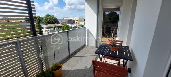 Aux portes de Paris, découvrez ce magnifique appartement 4 pièces situé dans une résidence récente de 2020, parfaitement entretenue et offrant des prestations de qualité.
Dès l'entrée, vous apprécierez les nombreux rangements intégrés ainsi que les volumes harmonieux de cet appartement pensé pour le confort quotidien. Le vaste espace de vie, baigné de lumière grâce à son exposition sud-ouest, s'articule autour d'une élégante cuisine Schmidt semi-ouverte, sublimée par une verrière contemporaine donnant sur l'espace salle à manger.
La pièce de vie se prolonge naturellement vers une loggia de 8,74 m², accessible également depuis la cuisine et l'une des chambres. Véritable espace de détente, elle bénéficie d'une vue entièrement dégagée sur un environnement verdoyant, sans aucun vis-à-vis, offrant un cadre paisible et privilégié.
L'espace nuit comprend trois chambres, dont une confortable suite parentale équipée de placards et de sa propre salle d'eau. Une grande salle de bains indépendante ainsi que des WC séparés complètent parfaitement l'agencement.
Les prestations sont particulièrement soignées : parquet massif, domotique permettant le pilotage à distance du chauffage, des volets roulants et de l'éclairage depuis un smartphone, finitions de qualité et excellent état général de l'appartement comme des parties communes.
Situé à proximité immédiate des crèches, écoles et commerces, ce bien bénéficie également d'une excellente desserte en transports avec la ligne 4 du métro (Lucie Aubrac) accessible à environ 10 minutes à pied et l'arrivée prochaine de la ligne 15 du Grand Paris Express.
Une place de parking en sous-sol accompagne ce bien. Possibilité d'acquérir un box fermé en supplément.
Un appartement clé en main, lumineux et moderne, idéal pour une famille souhaitant profiter d'un cadre de vie agréable tout en restant aux portes de la capitale.