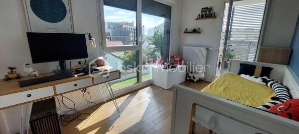 Aux portes de Paris, découvrez ce magnifique appartement 4 pièces situé dans une résidence récente de 2020, parfaitement entretenue et offrant des prestations de qualité.
Dès l'entrée, vous apprécierez les nombreux rangements intégrés ainsi que les volumes harmonieux de cet appartement pensé pour le confort quotidien. Le vaste espace de vie, baigné de lumière grâce à son exposition sud-ouest, s'articule autour d'une élégante cuisine Schmidt semi-ouverte, sublimée par une verrière contemporaine donnant sur l'espace salle à manger.
La pièce de vie se prolonge naturellement vers une loggia de 8,74 m², accessible également depuis la cuisine et l'une des chambres. Véritable espace de détente, elle bénéficie d'une vue entièrement dégagée sur un environnement verdoyant, sans aucun vis-à-vis, offrant un cadre paisible et privilégié.
L'espace nuit comprend trois chambres, dont une confortable suite parentale équipée de placards et de sa propre salle d'eau. Une grande salle de bains indépendante ainsi que des WC séparés complètent parfaitement l'agencement.
Les prestations sont particulièrement soignées : parquet massif, domotique permettant le pilotage à distance du chauffage, des volets roulants et de l'éclairage depuis un smartphone, finitions de qualité et excellent état général de l'appartement comme des parties communes.
Situé à proximité immédiate des crèches, écoles et commerces, ce bien bénéficie également d'une excellente desserte en transports avec la ligne 4 du métro (Lucie Aubrac) accessible à environ 10 minutes à pied et l'arrivée prochaine de la ligne 15 du Grand Paris Express.
Une place de parking en sous-sol accompagne ce bien. Possibilité d'acquérir un box fermé en supplément.
Un appartement clé en main, lumineux et moderne, idéal pour une famille souhaitant profiter d'un cadre de vie agréable tout en restant aux portes de la capitale.