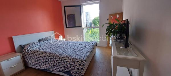 Aux portes de Paris, découvrez ce magnifique appartement 4 pièces situé dans une résidence récente de 2020, parfaitement entretenue et offrant des prestations de qualité.
Dès l'entrée, vous apprécierez les nombreux rangements intégrés ainsi que les volumes harmonieux de cet appartement pensé pour le confort quotidien. Le vaste espace de vie, baigné de lumière grâce à son exposition sud-ouest, s'articule autour d'une élégante cuisine Schmidt semi-ouverte, sublimée par une verrière contemporaine donnant sur l'espace salle à manger.
La pièce de vie se prolonge naturellement vers une loggia de 8,74 m², accessible également depuis la cuisine et l'une des chambres. Véritable espace de détente, elle bénéficie d'une vue entièrement dégagée sur un environnement verdoyant, sans aucun vis-à-vis, offrant un cadre paisible et privilégié.
L'espace nuit comprend trois chambres, dont une confortable suite parentale équipée de placards et de sa propre salle d'eau. Une grande salle de bains indépendante ainsi que des WC séparés complètent parfaitement l'agencement.
Les prestations sont particulièrement soignées : parquet massif, domotique permettant le pilotage à distance du chauffage, des volets roulants et de l'éclairage depuis un smartphone, finitions de qualité et excellent état général de l'appartement comme des parties communes.
Situé à proximité immédiate des crèches, écoles et commerces, ce bien bénéficie également d'une excellente desserte en transports avec la ligne 4 du métro (Lucie Aubrac) accessible à environ 10 minutes à pied et l'arrivée prochaine de la ligne 15 du Grand Paris Express.
Une place de parking en sous-sol accompagne ce bien. Possibilité d'acquérir un box fermé en supplément.
Un appartement clé en main, lumineux et moderne, idéal pour une famille souhaitant profiter d'un cadre de vie agréable tout en restant aux portes de la capitale.