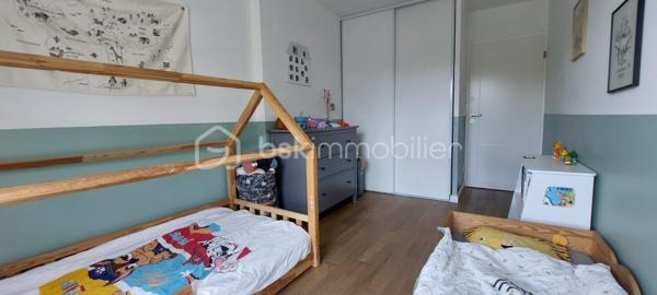 Aux portes de Paris, découvrez ce magnifique appartement 4 pièces situé dans une résidence récente de 2020, parfaitement entretenue et offrant des prestations de qualité.
Dès l'entrée, vous apprécierez les nombreux rangements intégrés ainsi que les volumes harmonieux de cet appartement pensé pour le confort quotidien. Le vaste espace de vie, baigné de lumière grâce à son exposition sud-ouest, s'articule autour d'une élégante cuisine Schmidt semi-ouverte, sublimée par une verrière contemporaine donnant sur l'espace salle à manger.
La pièce de vie se prolonge naturellement vers une loggia de 8,74 m², accessible également depuis la cuisine et l'une des chambres. Véritable espace de détente, elle bénéficie d'une vue entièrement dégagée sur un environnement verdoyant, sans aucun vis-à-vis, offrant un cadre paisible et privilégié.
L'espace nuit comprend trois chambres, dont une confortable suite parentale équipée de placards et de sa propre salle d'eau. Une grande salle de bains indépendante ainsi que des WC séparés complètent parfaitement l'agencement.
Les prestations sont particulièrement soignées : parquet massif, domotique permettant le pilotage à distance du chauffage, des volets roulants et de l'éclairage depuis un smartphone, finitions de qualité et excellent état général de l'appartement comme des parties communes.
Situé à proximité immédiate des crèches, écoles et commerces, ce bien bénéficie également d'une excellente desserte en transports avec la ligne 4 du métro (Lucie Aubrac) accessible à environ 10 minutes à pied et l'arrivée prochaine de la ligne 15 du Grand Paris Express.
Une place de parking en sous-sol accompagne ce bien. Possibilité d'acquérir un box fermé en supplément.
Un appartement clé en main, lumineux et moderne, idéal pour une famille souhaitant profiter d'un cadre de vie agréable tout en restant aux portes de la capitale.