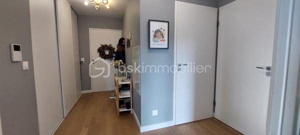 Aux portes de Paris, découvrez ce magnifique appartement 4 pièces situé dans une résidence récente de 2020, parfaitement entretenue et offrant des prestations de qualité.
Dès l'entrée, vous apprécierez les nombreux rangements intégrés ainsi que les volumes harmonieux de cet appartement pensé pour le confort quotidien. Le vaste espace de vie, baigné de lumière grâce à son exposition sud-ouest, s'articule autour d'une élégante cuisine Schmidt semi-ouverte, sublimée par une verrière contemporaine donnant sur l'espace salle à manger.
La pièce de vie se prolonge naturellement vers une loggia de 8,74 m², accessible également depuis la cuisine et l'une des chambres. Véritable espace de détente, elle bénéficie d'une vue entièrement dégagée sur un environnement verdoyant, sans aucun vis-à-vis, offrant un cadre paisible et privilégié.
L'espace nuit comprend trois chambres, dont une confortable suite parentale équipée de placards et de sa propre salle d'eau. Une grande salle de bains indépendante ainsi que des WC séparés complètent parfaitement l'agencement.
Les prestations sont particulièrement soignées : parquet massif, domotique permettant le pilotage à distance du chauffage, des volets roulants et de l'éclairage depuis un smartphone, finitions de qualité et excellent état général de l'appartement comme des parties communes.
Situé à proximité immédiate des crèches, écoles et commerces, ce bien bénéficie également d'une excellente desserte en transports avec la ligne 4 du métro (Lucie Aubrac) accessible à environ 10 minutes à pied et l'arrivée prochaine de la ligne 15 du Grand Paris Express.
Une place de parking en sous-sol accompagne ce bien. Possibilité d'acquérir un box fermé en supplément.
Un appartement clé en main, lumineux et moderne, idéal pour une famille souhaitant profiter d'un cadre de vie agréable tout en restant aux portes de la capitale.