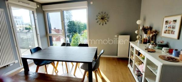 Aux portes de Paris, découvrez ce magnifique appartement 4 pièces situé dans une résidence récente de 2020, parfaitement entretenue et offrant des prestations de qualité.
Dès l'entrée, vous apprécierez les nombreux rangements intégrés ainsi que les volumes harmonieux de cet appartement pensé pour le confort quotidien. Le vaste espace de vie, baigné de lumière grâce à son exposition sud-ouest, s'articule autour d'une élégante cuisine Schmidt semi-ouverte, sublimée par une verrière contemporaine donnant sur l'espace salle à manger.
La pièce de vie se prolonge naturellement vers une loggia de 8,74 m², accessible également depuis la cuisine et l'une des chambres. Véritable espace de détente, elle bénéficie d'une vue entièrement dégagée sur un environnement verdoyant, sans aucun vis-à-vis, offrant un cadre paisible et privilégié.
L'espace nuit comprend trois chambres, dont une confortable suite parentale équipée de placards et de sa propre salle d'eau. Une grande salle de bains indépendante ainsi que des WC séparés complètent parfaitement l'agencement.
Les prestations sont particulièrement soignées : parquet massif, domotique permettant le pilotage à distance du chauffage, des volets roulants et de l'éclairage depuis un smartphone, finitions de qualité et excellent état général de l'appartement comme des parties communes.
Situé à proximité immédiate des crèches, écoles et commerces, ce bien bénéficie également d'une excellente desserte en transports avec la ligne 4 du métro (Lucie Aubrac) accessible à environ 10 minutes à pied et l'arrivée prochaine de la ligne 15 du Grand Paris Express.
Une place de parking en sous-sol accompagne ce bien. Possibilité d'acquérir un box fermé en supplément.
Un appartement clé en main, lumineux et moderne, idéal pour une famille souhaitant profiter d'un cadre de vie agréable tout en restant aux portes de la capitale.