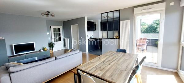 Aux portes de Paris, découvrez ce magnifique appartement 4 pièces situé dans une résidence récente de 2020, parfaitement entretenue et offrant des prestations de qualité.
Dès l'entrée, vous apprécierez les nombreux rangements intégrés ainsi que les volumes harmonieux de cet appartement pensé pour le confort quotidien. Le vaste espace de vie, baigné de lumière grâce à son exposition sud-ouest, s'articule autour d'une élégante cuisine Schmidt semi-ouverte, sublimée par une verrière contemporaine donnant sur l'espace salle à manger.
La pièce de vie se prolonge naturellement vers une loggia de 8,74 m², accessible également depuis la cuisine et l'une des chambres. Véritable espace de détente, elle bénéficie d'une vue entièrement dégagée sur un environnement verdoyant, sans aucun vis-à-vis, offrant un cadre paisible et privilégié.
L'espace nuit comprend trois chambres, dont une confortable suite parentale équipée de placards et de sa propre salle d'eau. Une grande salle de bains indépendante ainsi que des WC séparés complètent parfaitement l'agencement.
Les prestations sont particulièrement soignées : parquet massif, domotique permettant le pilotage à distance du chauffage, des volets roulants et de l'éclairage depuis un smartphone, finitions de qualité et excellent état général de l'appartement comme des parties communes.
Situé à proximité immédiate des crèches, écoles et commerces, ce bien bénéficie également d'une excellente desserte en transports avec la ligne 4 du métro (Lucie Aubrac) accessible à environ 10 minutes à pied et l'arrivée prochaine de la ligne 15 du Grand Paris Express.
Une place de parking en sous-sol accompagne ce bien. Possibilité d'acquérir un box fermé en supplément.
Un appartement clé en main, lumineux et moderne, idéal pour une famille souhaitant profiter d'un cadre de vie agréable tout en restant aux portes de la capitale.