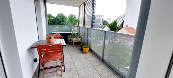 Aux portes de Paris, découvrez ce magnifique appartement 4 pièces situé dans une résidence récente de 2020, parfaitement entretenue et offrant des prestations de qualité.
Dès l'entrée, vous apprécierez les nombreux rangements intégrés ainsi que les volumes harmonieux de cet appartement pensé pour le confort quotidien. Le vaste espace de vie, baigné de lumière grâce à son exposition sud-ouest, s'articule autour d'une élégante cuisine Schmidt semi-ouverte, sublimée par une verrière contemporaine donnant sur l'espace salle à manger.
La pièce de vie se prolonge naturellement vers une loggia de 8,74 m², accessible également depuis la cuisine et l'une des chambres. Véritable espace de détente, elle bénéficie d'une vue entièrement dégagée sur un environnement verdoyant, sans aucun vis-à-vis, offrant un cadre paisible et privilégié.
L'espace nuit comprend trois chambres, dont une confortable suite parentale équipée de placards et de sa propre salle d'eau. Une grande salle de bains indépendante ainsi que des WC séparés complètent parfaitement l'agencement.
Les prestations sont particulièrement soignées : parquet massif, domotique permettant le pilotage à distance du chauffage, des volets roulants et de l'éclairage depuis un smartphone, finitions de qualité et excellent état général de l'appartement comme des parties communes.
Situé à proximité immédiate des crèches, écoles et commerces, ce bien bénéficie également d'une excellente desserte en transports avec la ligne 4 du métro (Lucie Aubrac) accessible à environ 10 minutes à pied et l'arrivée prochaine de la ligne 15 du Grand Paris Express.
Une place de parking en sous-sol accompagne ce bien. Possibilité d'acquérir un box fermé en supplément.
Un appartement clé en main, lumineux et moderne, idéal pour une famille souhaitant profiter d'un cadre de vie agréable tout en restant aux portes de la capitale.