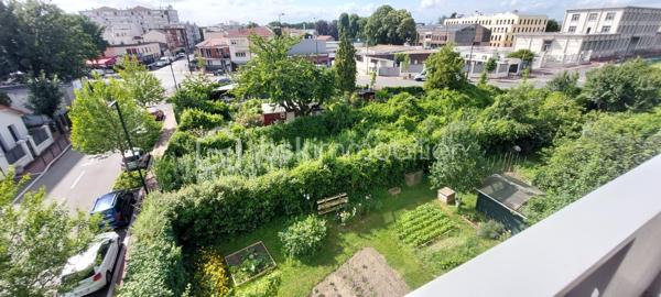 Aux portes de Paris, découvrez ce magnifique appartement 4 pièces situé dans une résidence récente de 2020, parfaitement entretenue et offrant des prestations de qualité.
Dès l'entrée, vous apprécierez les nombreux rangements intégrés ainsi que les volumes harmonieux de cet appartement pensé pour le confort quotidien. Le vaste espace de vie, baigné de lumière grâce à son exposition sud-ouest, s'articule autour d'une élégante cuisine Schmidt semi-ouverte, sublimée par une verrière contemporaine donnant sur l'espace salle à manger.
La pièce de vie se prolonge naturellement vers une loggia de 8,74 m², accessible également depuis la cuisine et l'une des chambres. Véritable espace de détente, elle bénéficie d'une vue entièrement dégagée sur un environnement verdoyant, sans aucun vis-à-vis, offrant un cadre paisible et privilégié.
L'espace nuit comprend trois chambres, dont une confortable suite parentale équipée de placards et de sa propre salle d'eau. Une grande salle de bains indépendante ainsi que des WC séparés complètent parfaitement l'agencement.
Les prestations sont particulièrement soignées : parquet massif, domotique permettant le pilotage à distance du chauffage, des volets roulants et de l'éclairage depuis un smartphone, finitions de qualité et excellent état général de l'appartement comme des parties communes.
Situé à proximité immédiate des crèches, écoles et commerces, ce bien bénéficie également d'une excellente desserte en transports avec la ligne 4 du métro (Lucie Aubrac) accessible à environ 10 minutes à pied et l'arrivée prochaine de la ligne 15 du Grand Paris Express.
Une place de parking en sous-sol accompagne ce bien. Possibilité d'acquérir un box fermé en supplément.
Un appartement clé en main, lumineux et moderne, idéal pour une famille souhaitant profiter d'un cadre de vie agréable tout en restant aux portes de la capitale.