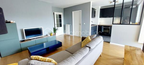 Aux portes de Paris, découvrez ce magnifique appartement 4 pièces situé dans une résidence récente de 2020, parfaitement entretenue et offrant des prestations de qualité.
Dès l'entrée, vous apprécierez les nombreux rangements intégrés ainsi que les volumes harmonieux de cet appartement pensé pour le confort quotidien. Le vaste espace de vie, baigné de lumière grâce à son exposition sud-ouest, s'articule autour d'une élégante cuisine Schmidt semi-ouverte, sublimée par une verrière contemporaine donnant sur l'espace salle à manger.
La pièce de vie se prolonge naturellement vers une loggia de 8,74 m², accessible également depuis la cuisine et l'une des chambres. Véritable espace de détente, elle bénéficie d'une vue entièrement dégagée sur un environnement verdoyant, sans aucun vis-à-vis, offrant un cadre paisible et privilégié.
L'espace nuit comprend trois chambres, dont une confortable suite parentale équipée de placards et de sa propre salle d'eau. Une grande salle de bains indépendante ainsi que des WC séparés complètent parfaitement l'agencement.
Les prestations sont particulièrement soignées : parquet massif, domotique permettant le pilotage à distance du chauffage, des volets roulants et de l'éclairage depuis un smartphone, finitions de qualité et excellent état général de l'appartement comme des parties communes.
Situé à proximité immédiate des crèches, écoles et commerces, ce bien bénéficie également d'une excellente desserte en transports avec la ligne 4 du métro (Lucie Aubrac) accessible à environ 10 minutes à pied et l'arrivée prochaine de la ligne 15 du Grand Paris Express.
Une place de parking en sous-sol accompagne ce bien. Possibilité d'acquérir un box fermé en supplément.
Un appartement clé en main, lumineux et moderne, idéal pour une famille souhaitant profiter d'un cadre de vie agréable tout en restant aux portes de la capitale.