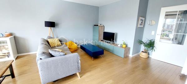 Aux portes de Paris, découvrez ce magnifique appartement 4 pièces situé dans une résidence récente de 2020, parfaitement entretenue et offrant des prestations de qualité.
Dès l'entrée, vous apprécierez les nombreux rangements intégrés ainsi que les volumes harmonieux de cet appartement pensé pour le confort quotidien. Le vaste espace de vie, baigné de lumière grâce à son exposition sud-ouest, s'articule autour d'une élégante cuisine Schmidt semi-ouverte, sublimée par une verrière contemporaine donnant sur l'espace salle à manger.
La pièce de vie se prolonge naturellement vers une loggia de 8,74 m², accessible également depuis la cuisine et l'une des chambres. Véritable espace de détente, elle bénéficie d'une vue entièrement dégagée sur un environnement verdoyant, sans aucun vis-à-vis, offrant un cadre paisible et privilégié.
L'espace nuit comprend trois chambres, dont une confortable suite parentale équipée de placards et de sa propre salle d'eau. Une grande salle de bains indépendante ainsi que des WC séparés complètent parfaitement l'agencement.
Les prestations sont particulièrement soignées : parquet massif, domotique permettant le pilotage à distance du chauffage, des volets roulants et de l'éclairage depuis un smartphone, finitions de qualité et excellent état général de l'appartement comme des parties communes.
Situé à proximité immédiate des crèches, écoles et commerces, ce bien bénéficie également d'une excellente desserte en transports avec la ligne 4 du métro (Lucie Aubrac) accessible à environ 10 minutes à pied et l'arrivée prochaine de la ligne 15 du Grand Paris Express.
Une place de parking en sous-sol accompagne ce bien. Possibilité d'acquérir un box fermé en supplément.
Un appartement clé en main, lumineux et moderne, idéal pour une famille souhaitant profiter d'un cadre de vie agréable tout en restant aux portes de la capitale.