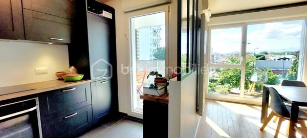 Aux portes de Paris, découvrez ce magnifique appartement 4 pièces situé dans une résidence récente de 2020, parfaitement entretenue et offrant des prestations de qualité.
Dès l'entrée, vous apprécierez les nombreux rangements intégrés ainsi que les volumes harmonieux de cet appartement pensé pour le confort quotidien. Le vaste espace de vie, baigné de lumière grâce à son exposition sud-ouest, s'articule autour d'une élégante cuisine Schmidt semi-ouverte, sublimée par une verrière contemporaine donnant sur l'espace salle à manger.
La pièce de vie se prolonge naturellement vers une loggia de 8,74 m², accessible également depuis la cuisine et l'une des chambres. Véritable espace de détente, elle bénéficie d'une vue entièrement dégagée sur un environnement verdoyant, sans aucun vis-à-vis, offrant un cadre paisible et privilégié.
L'espace nuit comprend trois chambres, dont une confortable suite parentale équipée de placards et de sa propre salle d'eau. Une grande salle de bains indépendante ainsi que des WC séparés complètent parfaitement l'agencement.
Les prestations sont particulièrement soignées : parquet massif, domotique permettant le pilotage à distance du chauffage, des volets roulants et de l'éclairage depuis un smartphone, finitions de qualité et excellent état général de l'appartement comme des parties communes.
Situé à proximité immédiate des crèches, écoles et commerces, ce bien bénéficie également d'une excellente desserte en transports avec la ligne 4 du métro (Lucie Aubrac) accessible à environ 10 minutes à pied et l'arrivée prochaine de la ligne 15 du Grand Paris Express.
Une place de parking en sous-sol accompagne ce bien. Possibilité d'acquérir un box fermé en supplément.
Un appartement clé en main, lumineux et moderne, idéal pour une famille souhaitant profiter d'un cadre de vie agréable tout en restant aux portes de la capitale.