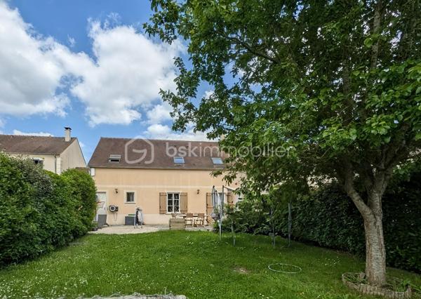 Toutes commodités sur place, découvrez cette charmante maison construite en 2010, idéale pour les familles en quête de confort et de tranquillité. Située dans un environnement paisible, elle offre un cadre de vie agréable à proximité urbaine.

Cette maison lumineuse de 6 pièces se distingue par ses espaces bien agencés, comprenant une vaste pièce de vie, une cuisine ouverte aménagée et équipée conviviale et moderne, de nombreuses chambres spacieuses et une salle de bain raffinée. Profitez également d'une  terrasse exposé sud pour vos moments de détente en plein air.

Extérieur bien entretenu avec un parking privatif et garage. Proximité immédiate de la gare, des écoles, commerces, et transports en commun, facilitant votre quotidien. Cette maison sécurisée et fonctionnelle est une véritable opportunité à saisir rapidement. Pour plus d'informations, contactez Ingrid ANNE.