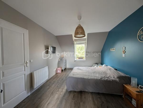Toutes commodités sur place, découvrez cette charmante maison construite en 2010, idéale pour les familles en quête de confort et de tranquillité. Située dans un environnement paisible, elle offre un cadre de vie agréable à proximité urbaine.

Cette maison lumineuse de 6 pièces se distingue par ses espaces bien agencés, comprenant une vaste pièce de vie, une cuisine ouverte aménagée et équipée conviviale et moderne, de nombreuses chambres spacieuses et une salle de bain raffinée. Profitez également d'une  terrasse exposé sud pour vos moments de détente en plein air.

Extérieur bien entretenu avec un parking privatif et garage. Proximité immédiate de la gare, des écoles, commerces, et transports en commun, facilitant votre quotidien. Cette maison sécurisée et fonctionnelle est une véritable opportunité à saisir rapidement. Pour plus d'informations, contactez Ingrid ANNE.