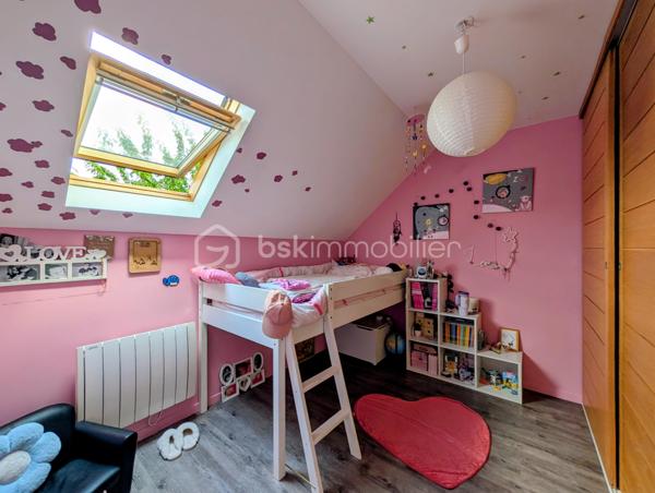 Toutes commodités sur place, découvrez cette charmante maison construite en 2010, idéale pour les familles en quête de confort et de tranquillité. Située dans un environnement paisible, elle offre un cadre de vie agréable à proximité urbaine.

Cette maison lumineuse de 6 pièces se distingue par ses espaces bien agencés, comprenant une vaste pièce de vie, une cuisine ouverte aménagée et équipée conviviale et moderne, de nombreuses chambres spacieuses et une salle de bain raffinée. Profitez également d'une  terrasse exposé sud pour vos moments de détente en plein air.

Extérieur bien entretenu avec un parking privatif et garage. Proximité immédiate de la gare, des écoles, commerces, et transports en commun, facilitant votre quotidien. Cette maison sécurisée et fonctionnelle est une véritable opportunité à saisir rapidement. Pour plus d'informations, contactez Ingrid ANNE.