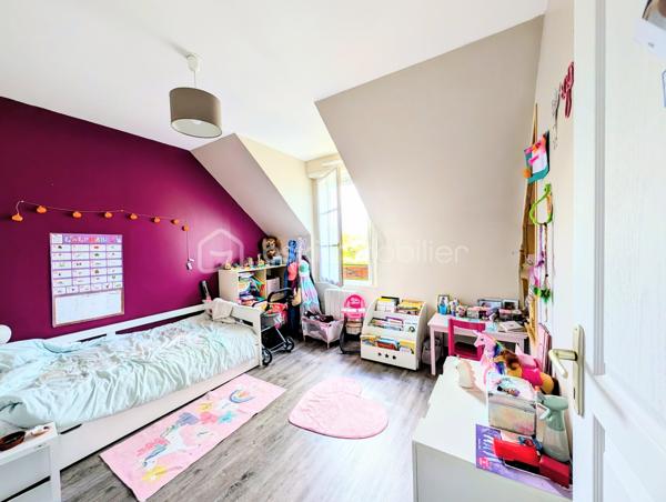 Toutes commodités sur place, découvrez cette charmante maison construite en 2010, idéale pour les familles en quête de confort et de tranquillité. Située dans un environnement paisible, elle offre un cadre de vie agréable à proximité urbaine.

Cette maison lumineuse de 6 pièces se distingue par ses espaces bien agencés, comprenant une vaste pièce de vie, une cuisine ouverte aménagée et équipée conviviale et moderne, de nombreuses chambres spacieuses et une salle de bain raffinée. Profitez également d'une  terrasse exposé sud pour vos moments de détente en plein air.

Extérieur bien entretenu avec un parking privatif et garage. Proximité immédiate de la gare, des écoles, commerces, et transports en commun, facilitant votre quotidien. Cette maison sécurisée et fonctionnelle est une véritable opportunité à saisir rapidement. Pour plus d'informations, contactez Ingrid ANNE.