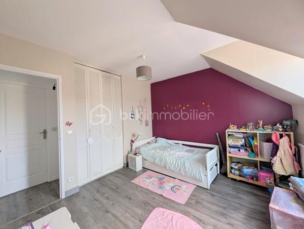 Toutes commodités sur place, découvrez cette charmante maison construite en 2010, idéale pour les familles en quête de confort et de tranquillité. Située dans un environnement paisible, elle offre un cadre de vie agréable à proximité urbaine.

Cette maison lumineuse de 6 pièces se distingue par ses espaces bien agencés, comprenant une vaste pièce de vie, une cuisine ouverte aménagée et équipée conviviale et moderne, de nombreuses chambres spacieuses et une salle de bain raffinée. Profitez également d'une  terrasse exposé sud pour vos moments de détente en plein air.

Extérieur bien entretenu avec un parking privatif et garage. Proximité immédiate de la gare, des écoles, commerces, et transports en commun, facilitant votre quotidien. Cette maison sécurisée et fonctionnelle est une véritable opportunité à saisir rapidement. Pour plus d'informations, contactez Ingrid ANNE.