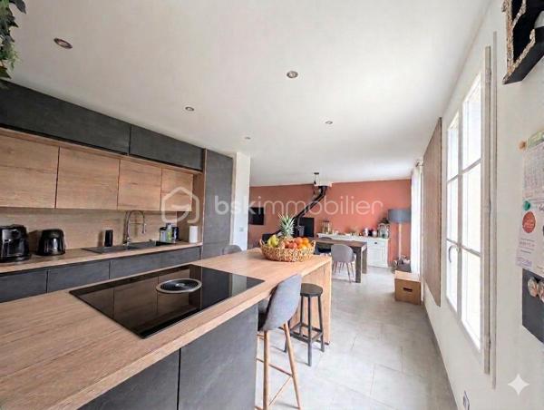 Toutes commodités sur place, découvrez cette charmante maison construite en 2010, idéale pour les familles en quête de confort et de tranquillité. Située dans un environnement paisible, elle offre un cadre de vie agréable à proximité urbaine.

Cette maison lumineuse de 6 pièces se distingue par ses espaces bien agencés, comprenant une vaste pièce de vie, une cuisine ouverte aménagée et équipée conviviale et moderne, de nombreuses chambres spacieuses et une salle de bain raffinée. Profitez également d'une  terrasse exposé sud pour vos moments de détente en plein air.

Extérieur bien entretenu avec un parking privatif et garage. Proximité immédiate de la gare, des écoles, commerces, et transports en commun, facilitant votre quotidien. Cette maison sécurisée et fonctionnelle est une véritable opportunité à saisir rapidement. Pour plus d'informations, contactez Ingrid ANNE.
