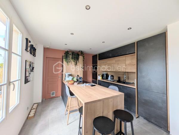 Toutes commodités sur place, découvrez cette charmante maison construite en 2010, idéale pour les familles en quête de confort et de tranquillité. Située dans un environnement paisible, elle offre un cadre de vie agréable à proximité urbaine.

Cette maison lumineuse de 6 pièces se distingue par ses espaces bien agencés, comprenant une vaste pièce de vie, une cuisine ouverte aménagée et équipée conviviale et moderne, de nombreuses chambres spacieuses et une salle de bain raffinée. Profitez également d'une  terrasse exposé sud pour vos moments de détente en plein air.

Extérieur bien entretenu avec un parking privatif et garage. Proximité immédiate de la gare, des écoles, commerces, et transports en commun, facilitant votre quotidien. Cette maison sécurisée et fonctionnelle est une véritable opportunité à saisir rapidement. Pour plus d'informations, contactez Ingrid ANNE.