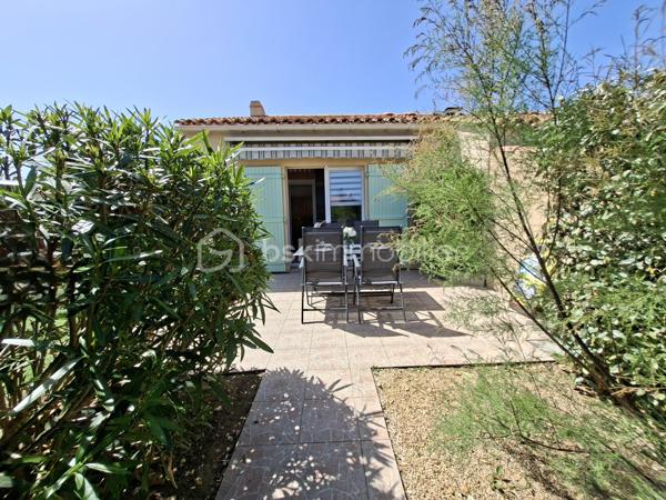 BRETIGNOLLES LA NORMANDELIERE dans une résidence sécurisée, venez découvrir cette charmante maisonnette lovée dans un écrin de verdure à deux pas des plages.
Sur la terrasse vous partagerez des repas entre amis ou avec votre famille à l'abri des regards et profiterez d'une exposition plein sud.
A votre disposition, une piscine et des terrains de tennis pour de joyeux moments de détente et de partage.
Un coin salon dans le jardin sera un endroit ressource idéal pour bouquiner où profiter des rayons de soleil.
A l'intérieur de la remise, une douche vous permettra de vous déssabler au retour de la plage.
Les baies vitrée s'ouvrent sur la pièce de vie lumineuse et astucieusement agencée. Depuis cet espace, vous accéderez à une chambre composée de deux lits superposés avec un coin penderie. 
A l'opposé, vous disposerez d'un wc indépendant et d'une salle d'eau refaite récemment.
La mezzanine offre une chambre intimiste très agréable et pourvue de rangements.
Vous aspirez au calme et à la détente, alors appelez moi pour découvrir cette pépite. Elle vous ravira et saura outre mesure constituer un investissement  très rentable si vous souhaitez ouvrir ce bien à la location.