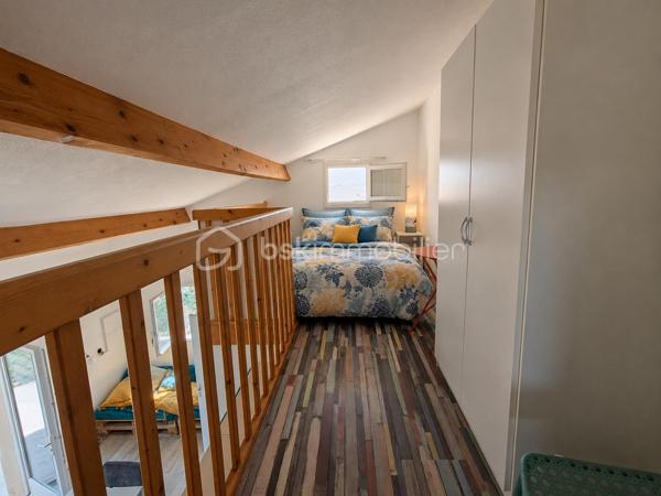 BRETIGNOLLES LA NORMANDELIERE dans une résidence sécurisée, venez découvrir cette charmante maisonnette lovée dans un écrin de verdure à deux pas des plages.
Sur la terrasse vous partagerez des repas entre amis ou avec votre famille à l'abri des regards et profiterez d'une exposition plein sud.
A votre disposition, une piscine et des terrains de tennis pour de joyeux moments de détente et de partage.
Un coin salon dans le jardin sera un endroit ressource idéal pour bouquiner où profiter des rayons de soleil.
A l'intérieur de la remise, une douche vous permettra de vous déssabler au retour de la plage.
Les baies vitrée s'ouvrent sur la pièce de vie lumineuse et astucieusement agencée. Depuis cet espace, vous accéderez à une chambre composée de deux lits superposés avec un coin penderie. 
A l'opposé, vous disposerez d'un wc indépendant et d'une salle d'eau refaite récemment.
La mezzanine offre une chambre intimiste très agréable et pourvue de rangements.
Vous aspirez au calme et à la détente, alors appelez moi pour découvrir cette pépite. Elle vous ravira et saura outre mesure constituer un investissement  très rentable si vous souhaitez ouvrir ce bien à la location.