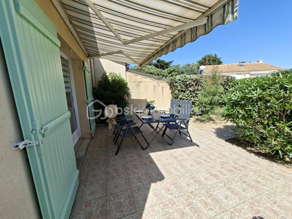 BRETIGNOLLES LA NORMANDELIERE dans une résidence sécurisée, venez découvrir cette charmante maisonnette lovée dans un écrin de verdure à deux pas des plages.
Sur la terrasse vous partagerez des repas entre amis ou avec votre famille à l'abri des regards et profiterez d'une exposition plein sud.
A votre disposition, une piscine et des terrains de tennis pour de joyeux moments de détente et de partage.
Un coin salon dans le jardin sera un endroit ressource idéal pour bouquiner où profiter des rayons de soleil.
A l'intérieur de la remise, une douche vous permettra de vous déssabler au retour de la plage.
Les baies vitrée s'ouvrent sur la pièce de vie lumineuse et astucieusement agencée. Depuis cet espace, vous accéderez à une chambre composée de deux lits superposés avec un coin penderie. 
A l'opposé, vous disposerez d'un wc indépendant et d'une salle d'eau refaite récemment.
La mezzanine offre une chambre intimiste très agréable et pourvue de rangements.
Vous aspirez au calme et à la détente, alors appelez moi pour découvrir cette pépite. Elle vous ravira et saura outre mesure constituer un investissement  très rentable si vous souhaitez ouvrir ce bien à la location.