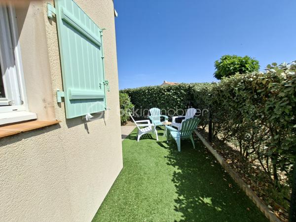 BRETIGNOLLES LA NORMANDELIERE dans une résidence sécurisée, venez découvrir cette charmante maisonnette lovée dans un écrin de verdure à deux pas des plages.
Sur la terrasse vous partagerez des repas entre amis ou avec votre famille à l'abri des regards et profiterez d'une exposition plein sud.
A votre disposition, une piscine et des terrains de tennis pour de joyeux moments de détente et de partage.
Un coin salon dans le jardin sera un endroit ressource idéal pour bouquiner où profiter des rayons de soleil.
A l'intérieur de la remise, une douche vous permettra de vous déssabler au retour de la plage.
Les baies vitrée s'ouvrent sur la pièce de vie lumineuse et astucieusement agencée. Depuis cet espace, vous accéderez à une chambre composée de deux lits superposés avec un coin penderie. 
A l'opposé, vous disposerez d'un wc indépendant et d'une salle d'eau refaite récemment.
La mezzanine offre une chambre intimiste très agréable et pourvue de rangements.
Vous aspirez au calme et à la détente, alors appelez moi pour découvrir cette pépite. Elle vous ravira et saura outre mesure constituer un investissement  très rentable si vous souhaitez ouvrir ce bien à la location.