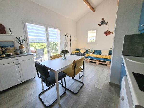 BRETIGNOLLES LA NORMANDELIERE dans une résidence sécurisée, venez découvrir cette charmante maisonnette lovée dans un écrin de verdure à deux pas des plages.
Sur la terrasse vous partagerez des repas entre amis ou avec votre famille à l'abri des regards et profiterez d'une exposition plein sud.
A votre disposition, une piscine et des terrains de tennis pour de joyeux moments de détente et de partage.
Un coin salon dans le jardin sera un endroit ressource idéal pour bouquiner où profiter des rayons de soleil.
A l'intérieur de la remise, une douche vous permettra de vous déssabler au retour de la plage.
Les baies vitrée s'ouvrent sur la pièce de vie lumineuse et astucieusement agencée. Depuis cet espace, vous accéderez à une chambre composée de deux lits superposés avec un coin penderie. 
A l'opposé, vous disposerez d'un wc indépendant et d'une salle d'eau refaite récemment.
La mezzanine offre une chambre intimiste très agréable et pourvue de rangements.
Vous aspirez au calme et à la détente, alors appelez moi pour découvrir cette pépite. Elle vous ravira et saura outre mesure constituer un investissement  très rentable si vous souhaitez ouvrir ce bien à la location.