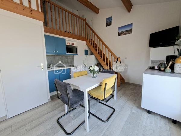 BRETIGNOLLES LA NORMANDELIERE dans une résidence sécurisée, venez découvrir cette charmante maisonnette lovée dans un écrin de verdure à deux pas des plages.
Sur la terrasse vous partagerez des repas entre amis ou avec votre famille à l'abri des regards et profiterez d'une exposition plein sud.
A votre disposition, une piscine et des terrains de tennis pour de joyeux moments de détente et de partage.
Un coin salon dans le jardin sera un endroit ressource idéal pour bouquiner où profiter des rayons de soleil.
A l'intérieur de la remise, une douche vous permettra de vous déssabler au retour de la plage.
Les baies vitrée s'ouvrent sur la pièce de vie lumineuse et astucieusement agencée. Depuis cet espace, vous accéderez à une chambre composée de deux lits superposés avec un coin penderie. 
A l'opposé, vous disposerez d'un wc indépendant et d'une salle d'eau refaite récemment.
La mezzanine offre une chambre intimiste très agréable et pourvue de rangements.
Vous aspirez au calme et à la détente, alors appelez moi pour découvrir cette pépite. Elle vous ravira et saura outre mesure constituer un investissement  très rentable si vous souhaitez ouvrir ce bien à la location.