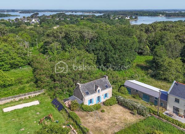 BELZ – En exclusivité chez BSK Immobilier

✨ Coup de cœur assuré pour cette charmante maison en pierre idéalement située à Belz, dans un environnement recherché, à seulement 500 m des sentiers côtiers de la ria d’Étel et à 20 minutes à pied du centre-bourg.

D’une superficie d’environ 82 m², cette maison pleine de charme se compose :

Au rez-de-chaussée :
Une belle et lumineuse pièce de vie d’environ 44 m² avec cuisine ouverte, idéale pour les moments de convivialité, ainsi qu’une salle d’eau/buanderie et un WC indépendant.
À l’étage :
Un palier dessert 3 chambres ainsi qu’une pièce d’eau avec WC.

Un hangar attenant complète l’ensemble, parfait pour le stockage du bois, du matériel ou des équipements de loisirs.

Le tout sur une parcelle d’environ 650 m² avec chemin d’accès privatif.

✅ Les atouts :

Secteur prisé et calme
Proximité immédiate de la ria d’Étel
Charme authentique de la pierre
Grande pièce de vie chaleureuse
Potentiel résidence principale ou maison de vacances

Une maison idéale pour profiter du cadre exceptionnel de Belz entre terre et mer.