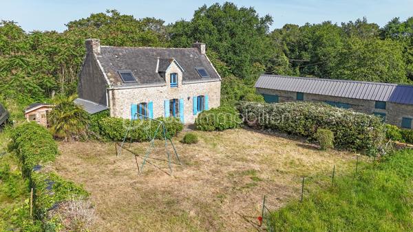 BELZ – En exclusivité chez BSK Immobilier

✨ Coup de cœur assuré pour cette charmante maison en pierre idéalement située à Belz, dans un environnement recherché, à seulement 500 m des sentiers côtiers de la ria d’Étel et à 20 minutes à pied du centre-bourg.

D’une superficie d’environ 82 m², cette maison pleine de charme se compose :

Au rez-de-chaussée :
Une belle et lumineuse pièce de vie d’environ 44 m² avec cuisine ouverte, idéale pour les moments de convivialité, ainsi qu’une salle d’eau/buanderie et un WC indépendant.
À l’étage :
Un palier dessert 3 chambres ainsi qu’une pièce d’eau avec WC.

Un hangar attenant complète l’ensemble, parfait pour le stockage du bois, du matériel ou des équipements de loisirs.

Le tout sur une parcelle d’environ 650 m² avec chemin d’accès privatif.

✅ Les atouts :

Secteur prisé et calme
Proximité immédiate de la ria d’Étel
Charme authentique de la pierre
Grande pièce de vie chaleureuse
Potentiel résidence principale ou maison de vacances

Une maison idéale pour profiter du cadre exceptionnel de Belz entre terre et mer.