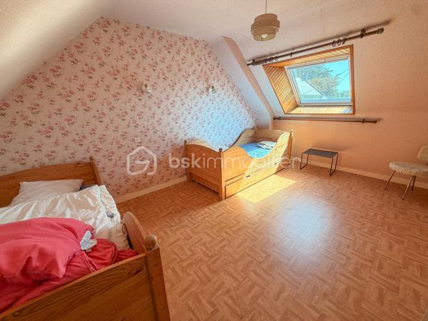 BELZ – En exclusivité chez BSK Immobilier

✨ Coup de cœur assuré pour cette charmante maison en pierre idéalement située à Belz, dans un environnement recherché, à seulement 500 m des sentiers côtiers de la ria d’Étel et à 20 minutes à pied du centre-bourg.

D’une superficie d’environ 82 m², cette maison pleine de charme se compose :

Au rez-de-chaussée :
Une belle et lumineuse pièce de vie d’environ 44 m² avec cuisine ouverte, idéale pour les moments de convivialité, ainsi qu’une salle d’eau/buanderie et un WC indépendant.
À l’étage :
Un palier dessert 3 chambres ainsi qu’une pièce d’eau avec WC.

Un hangar attenant complète l’ensemble, parfait pour le stockage du bois, du matériel ou des équipements de loisirs.

Le tout sur une parcelle d’environ 650 m² avec chemin d’accès privatif.

✅ Les atouts :

Secteur prisé et calme
Proximité immédiate de la ria d’Étel
Charme authentique de la pierre
Grande pièce de vie chaleureuse
Potentiel résidence principale ou maison de vacances

Une maison idéale pour profiter du cadre exceptionnel de Belz entre terre et mer.