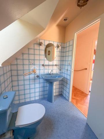 BELZ – En exclusivité chez BSK Immobilier

✨ Coup de cœur assuré pour cette charmante maison en pierre idéalement située à Belz, dans un environnement recherché, à seulement 500 m des sentiers côtiers de la ria d’Étel et à 20 minutes à pied du centre-bourg.

D’une superficie d’environ 82 m², cette maison pleine de charme se compose :

Au rez-de-chaussée :
Une belle et lumineuse pièce de vie d’environ 44 m² avec cuisine ouverte, idéale pour les moments de convivialité, ainsi qu’une salle d’eau/buanderie et un WC indépendant.
À l’étage :
Un palier dessert 3 chambres ainsi qu’une pièce d’eau avec WC.

Un hangar attenant complète l’ensemble, parfait pour le stockage du bois, du matériel ou des équipements de loisirs.

Le tout sur une parcelle d’environ 650 m² avec chemin d’accès privatif.

✅ Les atouts :

Secteur prisé et calme
Proximité immédiate de la ria d’Étel
Charme authentique de la pierre
Grande pièce de vie chaleureuse
Potentiel résidence principale ou maison de vacances

Une maison idéale pour profiter du cadre exceptionnel de Belz entre terre et mer.